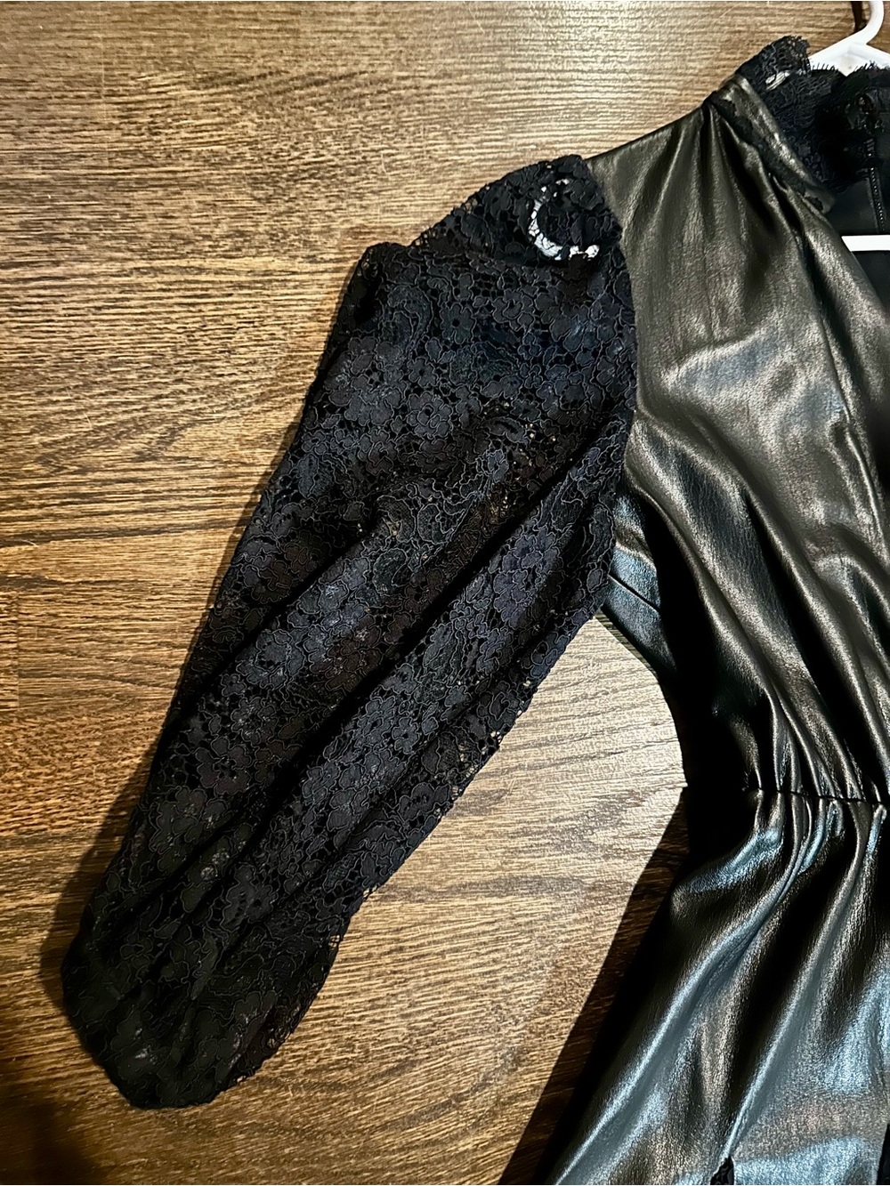 Alice + Olivia Black Faux Leather and Lace Belted Dress. Size 4. Worn Once! - Picture 4 of 10